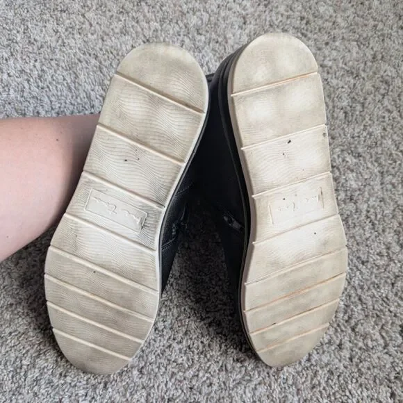 Me Too Women's Black Wedge Ankle Boots Vegan Leather Zip Booties Size 7.5 - Picture 8 of 8